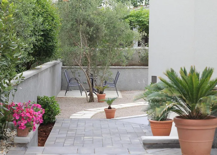 Apartments Villa Mantinela